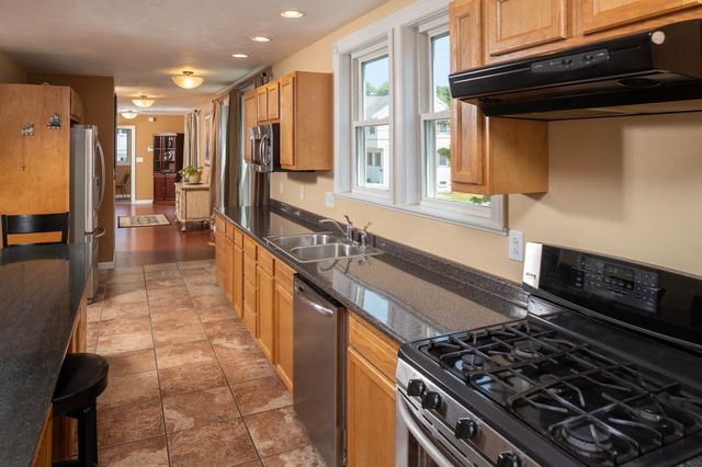 67 Newport Rd, Hull, MA 02045