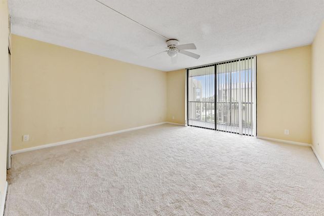 2820 Tennis Club Drive 401, West Palm Beach, FL 33417