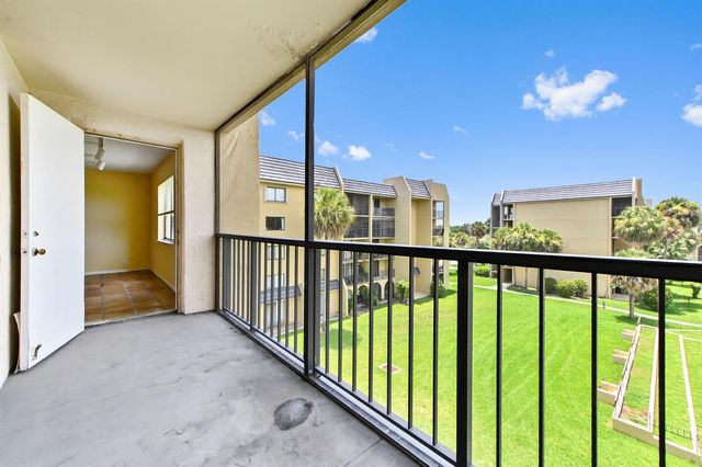 2820 Tennis Club Drive 401, West Palm Beach, FL 33417