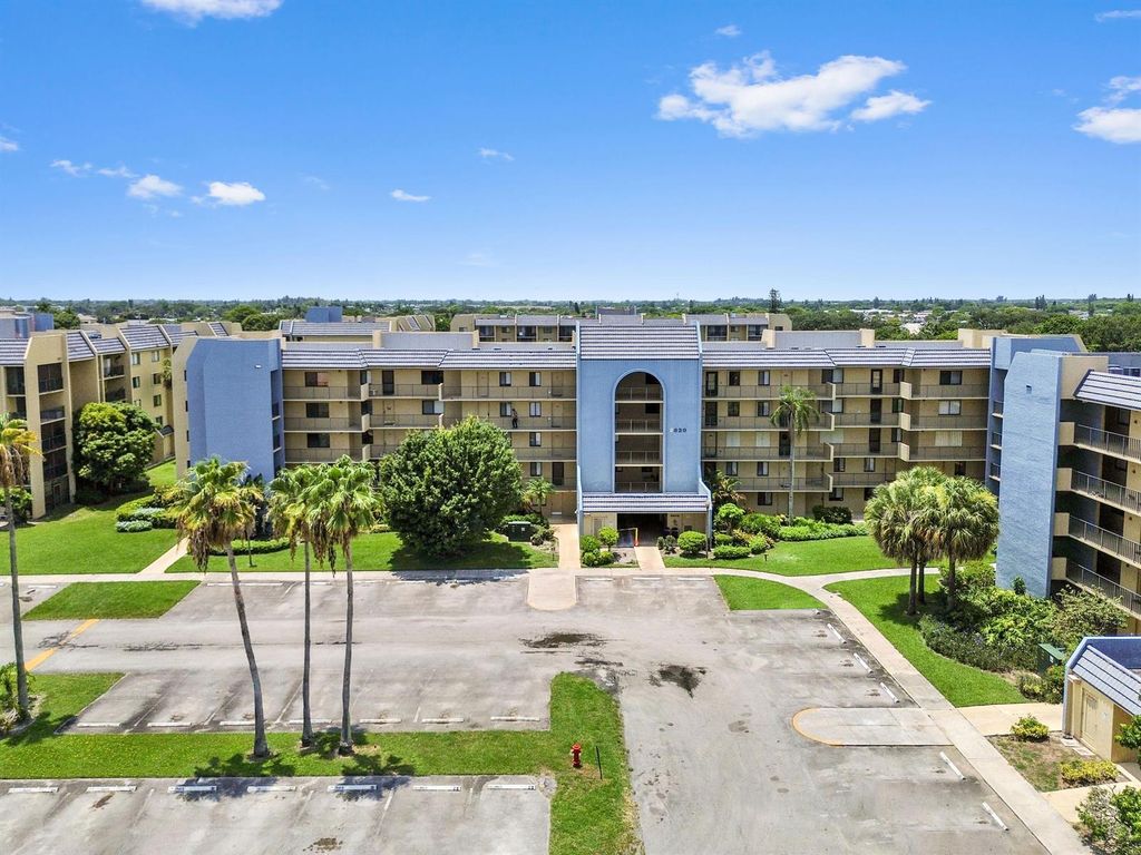 2820 Tennis Club Drive 401, West Palm Beach, FL 33417