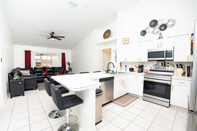 376 NW Sherry Lane, Port St. Lucie, FL 34986
