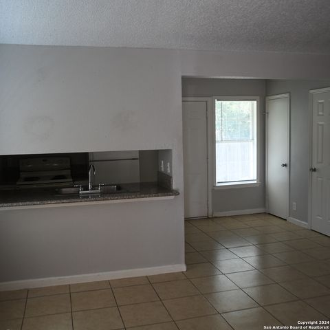 5527 Lochmoor Unit 2, San Antonio, TX 78244