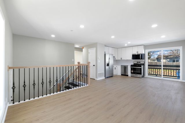 222 Pell Avenue, Romeoville, IL 60446