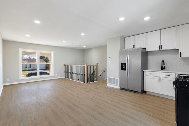 222 Pell Avenue, Romeoville, IL 60446