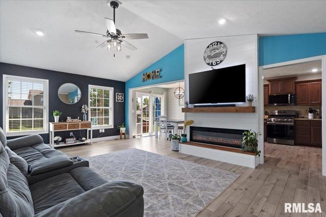 612 Jetty Drive, Chatham, IL 62629