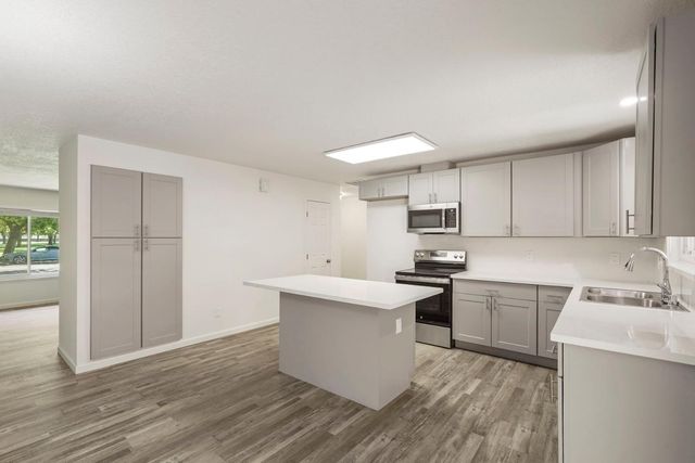 2205 College Ave, Modesto, CA 95350