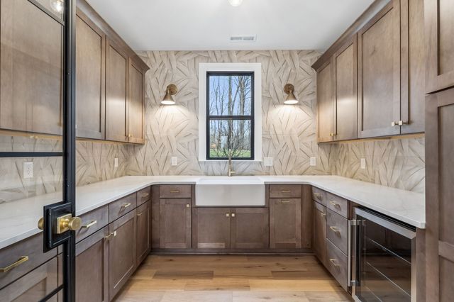 8678 Poplar Creek Rd, Nashville, TN 37221