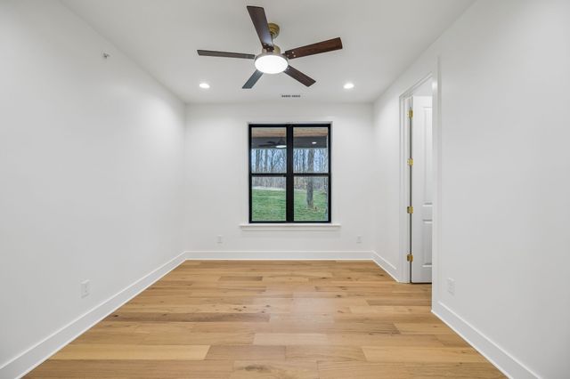 8678 Poplar Creek Rd, Nashville, TN 37221