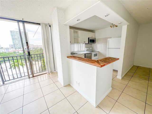 17021 N Bay Road 915, Sunny Isles Beach, FL 33160