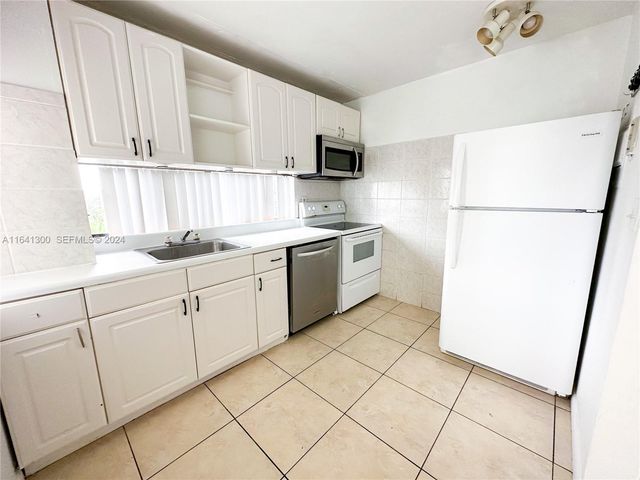 17021 N Bay Road 915, Sunny Isles Beach, FL 33160