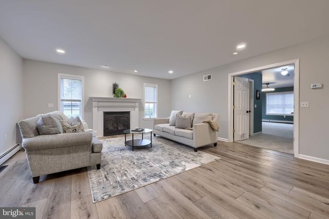 1400 MENTZER RD, Lancaster, PA 17602