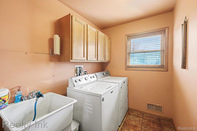 27132 Groveland Street, Madison Heights, MI 48071