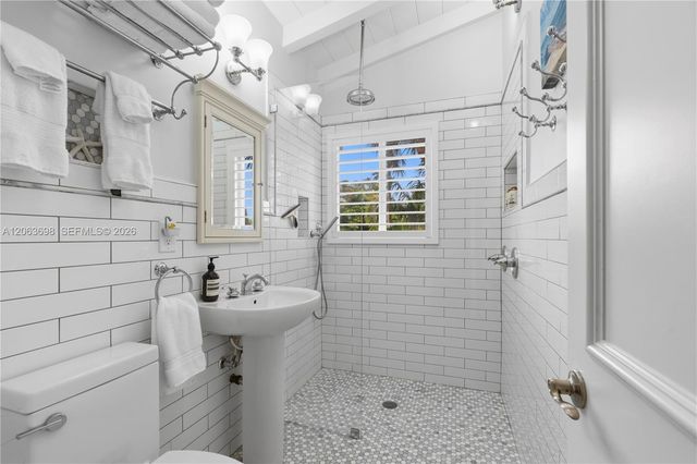 3721 NE 15th Avenue, Oakland Park, FL 33334