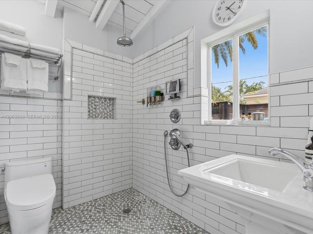 3721 NE 15th Avenue, Oakland Park, FL 33334