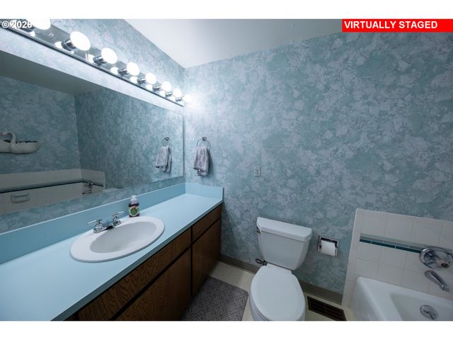 2883 Se SPRUCE St, Hillsboro, OR 97123