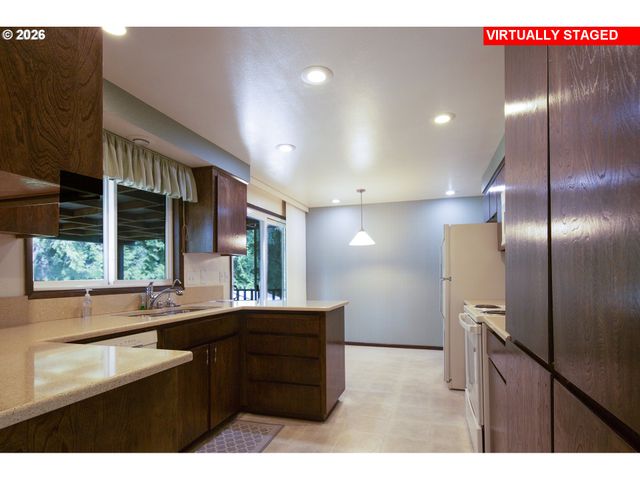 2883 Se SPRUCE St, Hillsboro, OR 97123