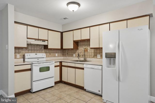 2 BRIDGEWATER DR, Marlton, NJ 08053