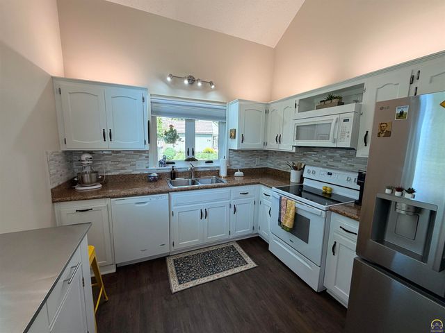 64 SW Pepper Tree LN, Topeka, KS 66611