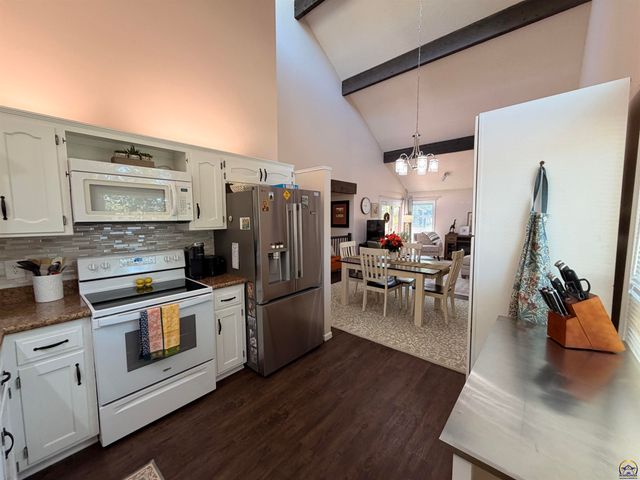 64 SW Pepper Tree LN, Topeka, KS 66611