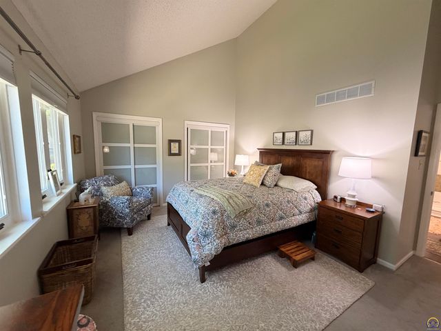 64 SW Pepper Tree LN, Topeka, KS 66611