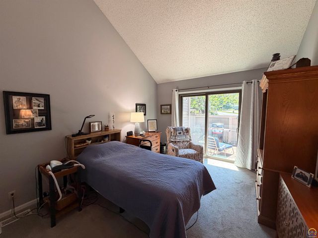 64 SW Pepper Tree LN, Topeka, KS 66611