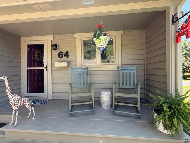 64 SW Pepper Tree LN, Topeka, KS 66611