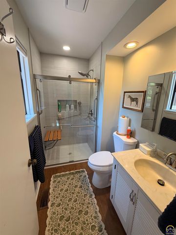 64 SW Pepper Tree LN, Topeka, KS 66611