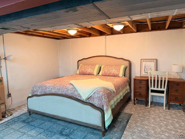 64 SW Pepper Tree LN, Topeka, KS 66611