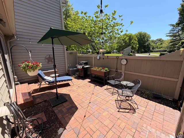 64 SW Pepper Tree LN, Topeka, KS 66611