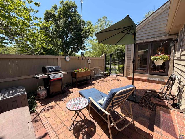 64 SW Pepper Tree LN, Topeka, KS 66611