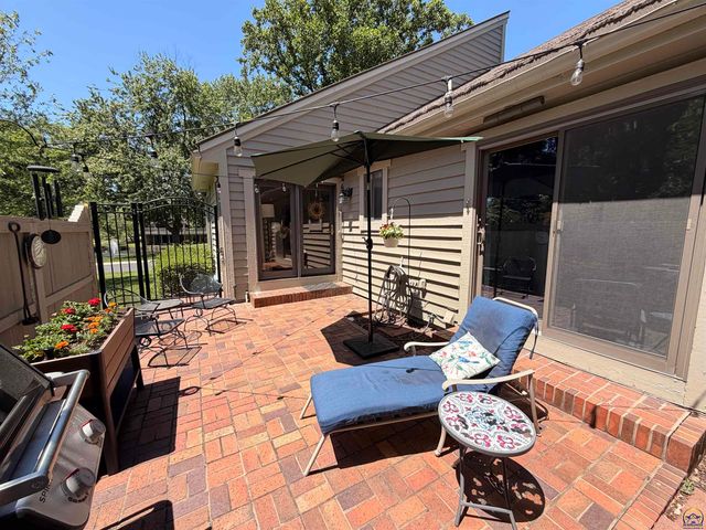 64 SW Pepper Tree LN, Topeka, KS 66611