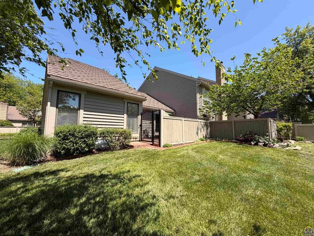 64 SW Pepper Tree LN, Topeka, KS 66611