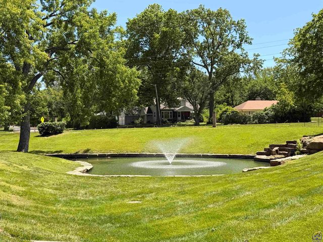 64 SW Pepper Tree LN, Topeka, KS 66611