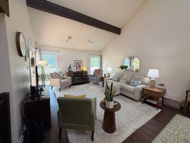 64 SW Pepper Tree LN, Topeka, KS 66611