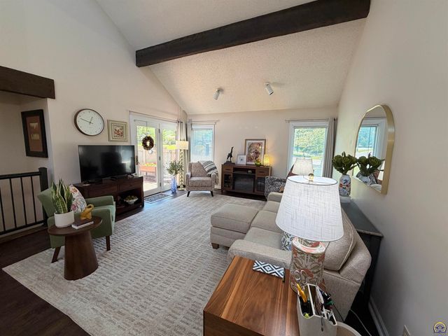 64 SW Pepper Tree LN, Topeka, KS 66611