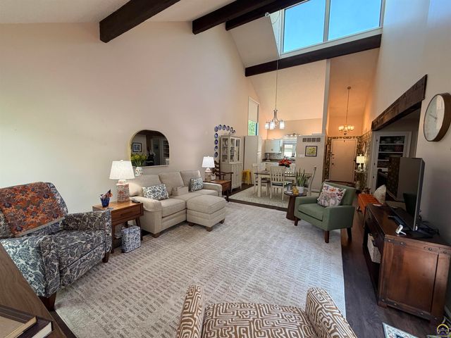 64 SW Pepper Tree LN, Topeka, KS 66611