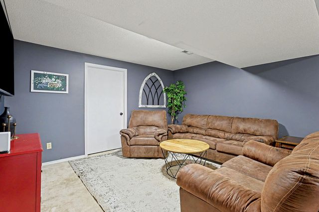 146 E Chestnut Dr, Mulvane, KS 67110