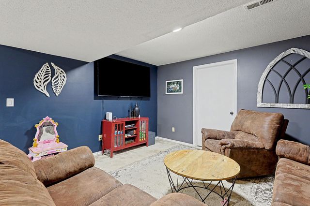 146 E Chestnut Dr, Mulvane, KS 67110
