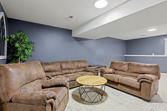 146 E Chestnut Dr, Mulvane, KS 67110