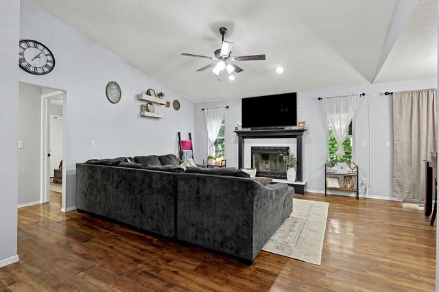 146 E Chestnut Dr, Mulvane, KS 67110