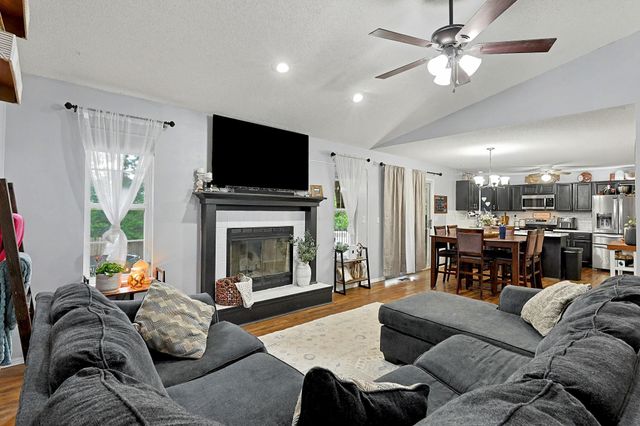 146 E Chestnut Dr, Mulvane, KS 67110