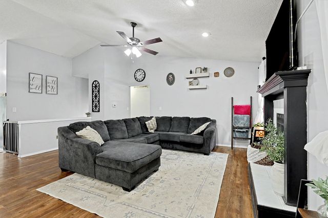 146 E Chestnut Dr, Mulvane, KS 67110
