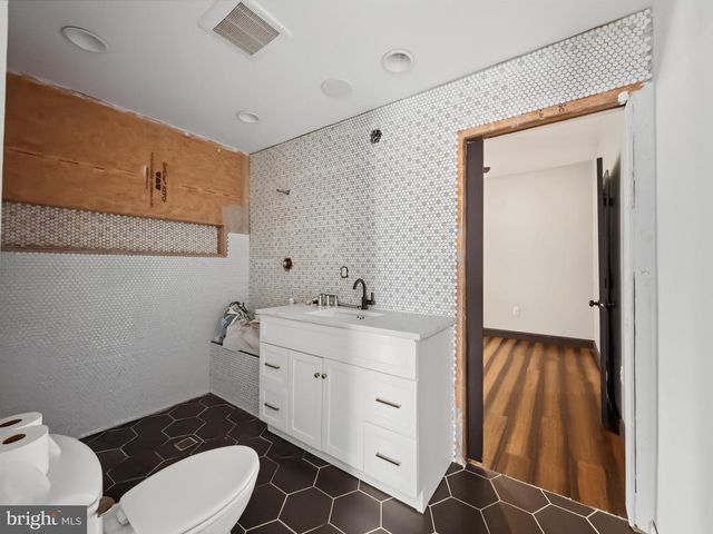 1715 GREEN ST, Harrisburg, PA 17102