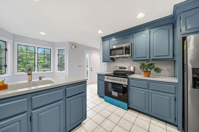 4 Meadow Dr, Littleton, MA 01460