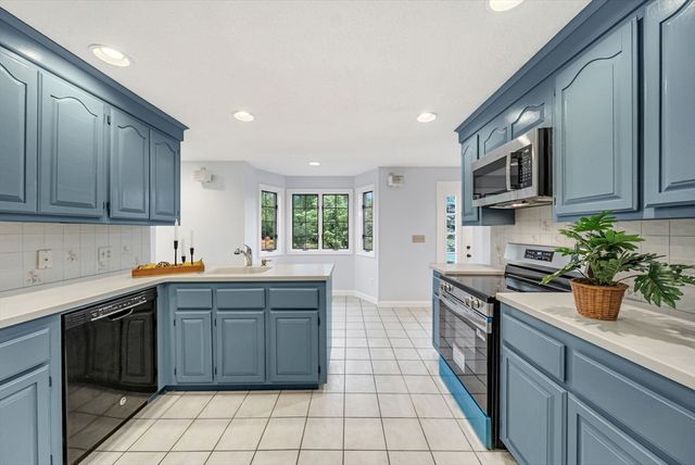 4 Meadow Dr, Littleton, MA 01460