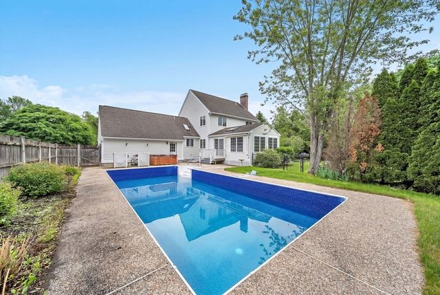 4 Meadow Dr, Littleton, MA 01460