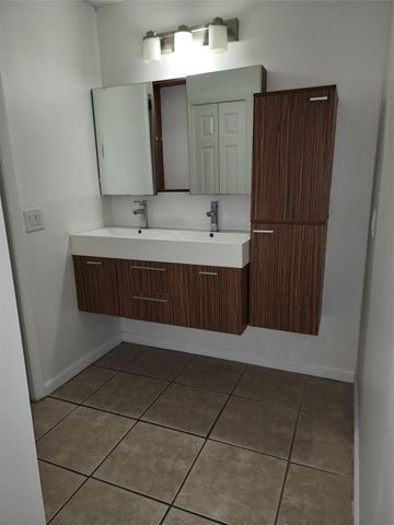 390 Racquet Club Road 204, Weston, FL 33326