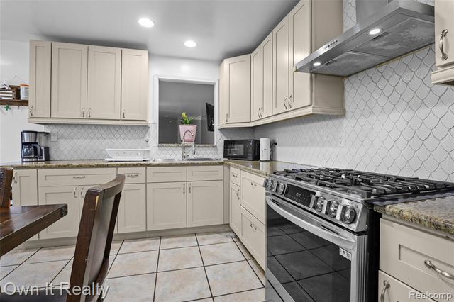 26321 Midway Street, Dearborn Heights, MI 48127