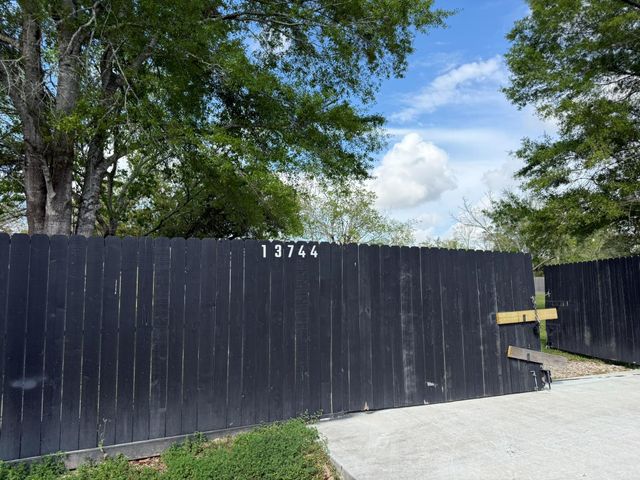 13744 6th Street, Santa Fe, TX 77517