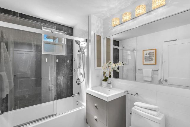 2204 Roosevelt Avenue, Redwood City, CA 94061